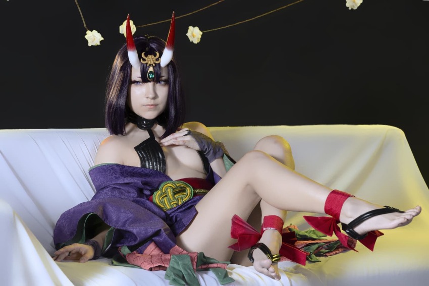 1girl, barefoot, breasts, cosplay, fate/grand_order, fate_(series), female_focus, hiroto_nyaa