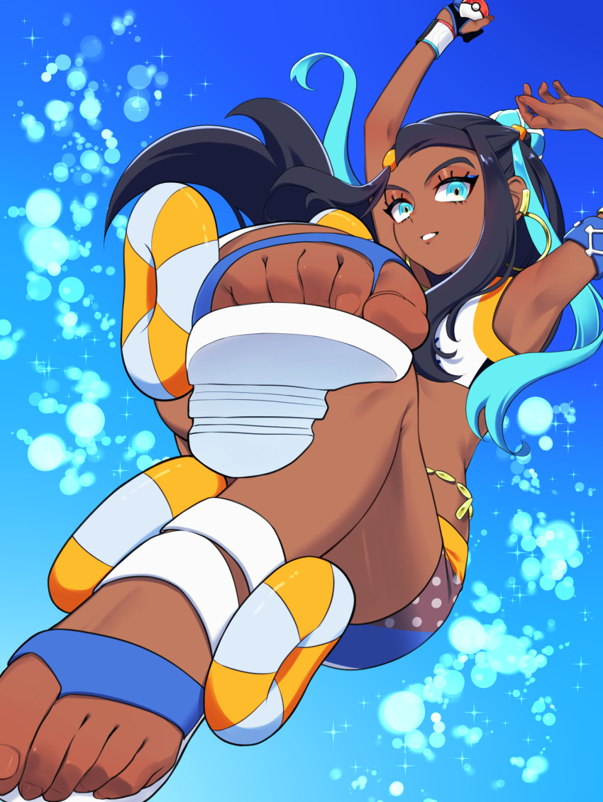 1girl, armlet, arms_up, belly_chain, bike_shorts, black_hair, blue_background, blue_eyeshadow, commentary, dark-skinned_female, dark_skin, dynamax_band, earclip, earrings, eyelashes, eyeshadow, feet, gloves, green_eyes, hair_bun, highres, holding, holding_poke_ball, hoop_earrings, jewelry, long_hair, m_0506, makeup, multicolored_hair, nessa_(pokemon), nintendo, parted_lips, partially_fingerless_gloves, poke_ball, poke_ball_(basic), pokemon, pokemon_sword_and_shield, sandals, sidelocks, single_glove, single_hair_bun, smile, solo, sparkle, toes, two-tone_hair, white_sandals