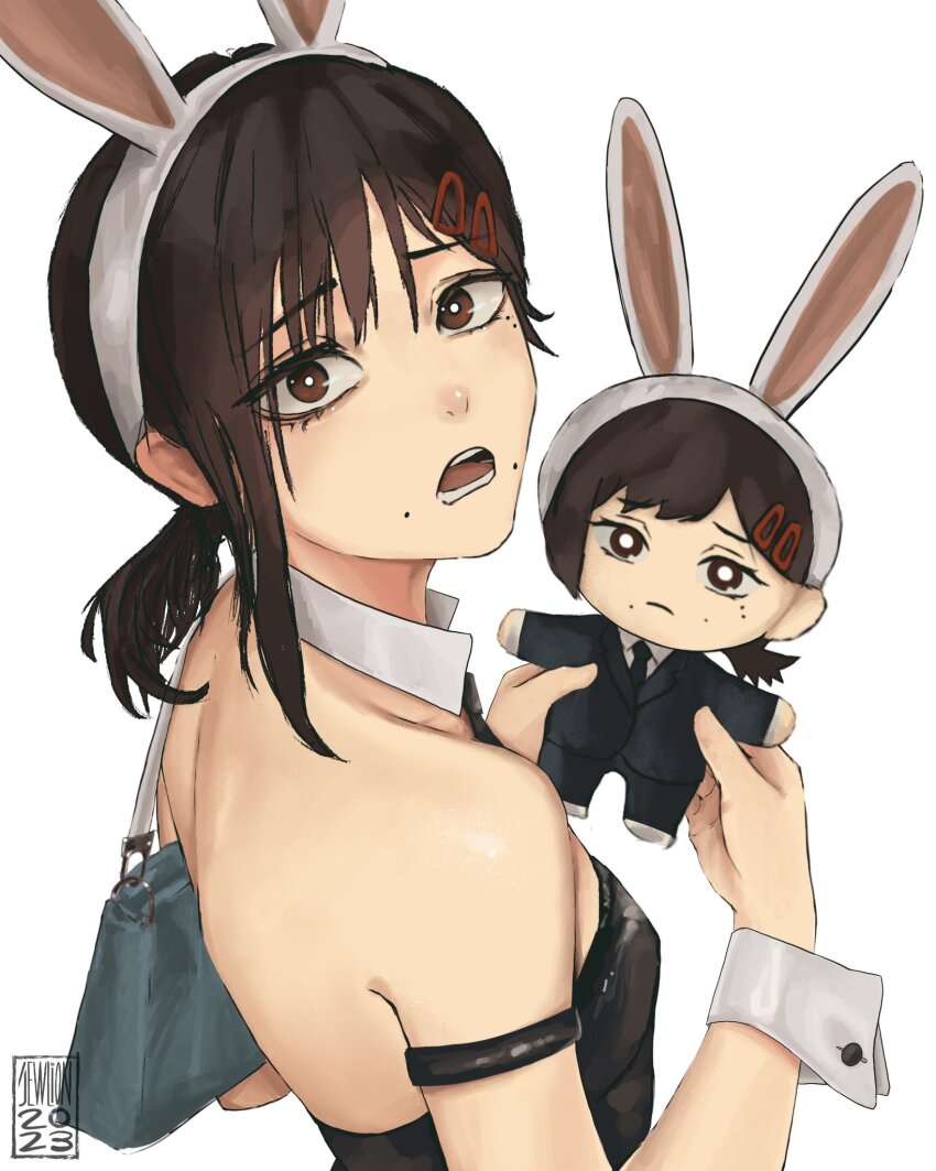 1girl, animal_ears, artist_logo, back, bag, bare_shoulders, black_leotard, black_necktie, breasts, brown_eyes, brown_hair, chainsaw_man, character_doll, dated, detached_collar, doll, eyelashes, fake_animal_ears, from_side, frown, hair_between_eyes, hair_ornament, hairband, hairclip, hands_up, higashiyama_kobeni, highres, holding, leotard, logo, looking_at_viewer, mole, mole_on_cheek, mole_under_eye, mole_under_mouth, multiple_moles, necktie, playboy_bunny, ponytail, rabbit_ears, short_ponytail, shoulder_bag, simple_background, single_sidelock, sleeve_cuffs, small_breasts, solo, strapless, strapless_leotard, taorotana, upper_body, white_background, white_hairband