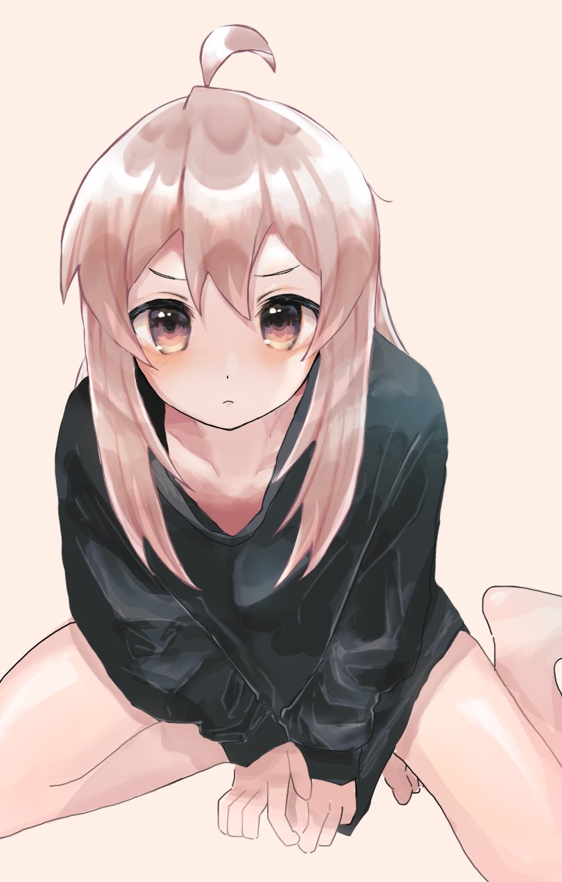 1girl, ahoge, bare_legs, barefoot, between_legs, black_shirt, brown_eyes, collarbone, commentary, dot_nose, frown, gradient_background, hair_between_eyes, hand_between_legs, highres, long_hair, long_sleeves, no_pants, onii-chan_wa_oshimai!, oyama_mahiro, pink_background, pink_hair, shirt, sidelocks, simple_background, sitting, solo, tourui6221