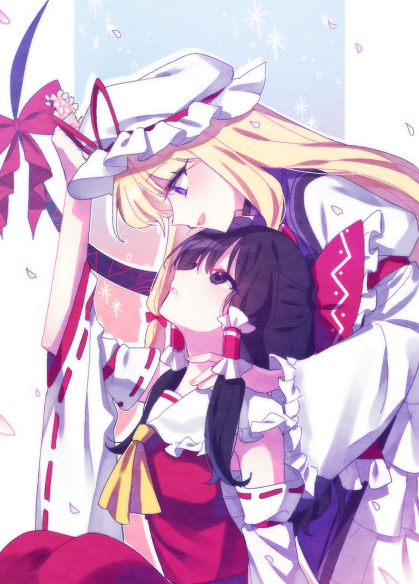 2girls, eye_contact, from_side, hakurei_reimu, highres, looking_at_another, multiple_girls, profile, toichou_butterfly, touhou, yakumo_yukari, yuri