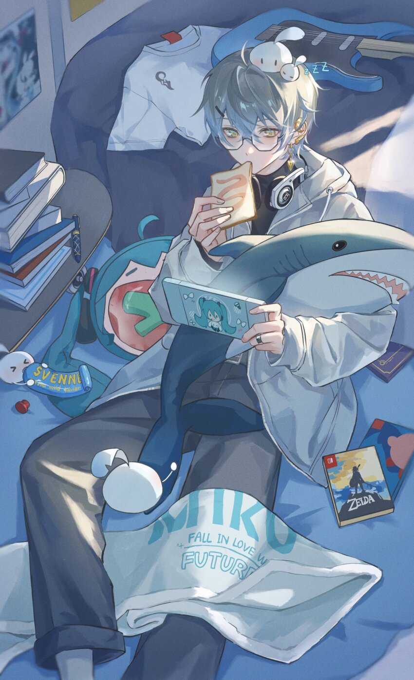 >_<, 1boy, bed, belt, belt_buckle, black_shirt, blanket, blue_hair