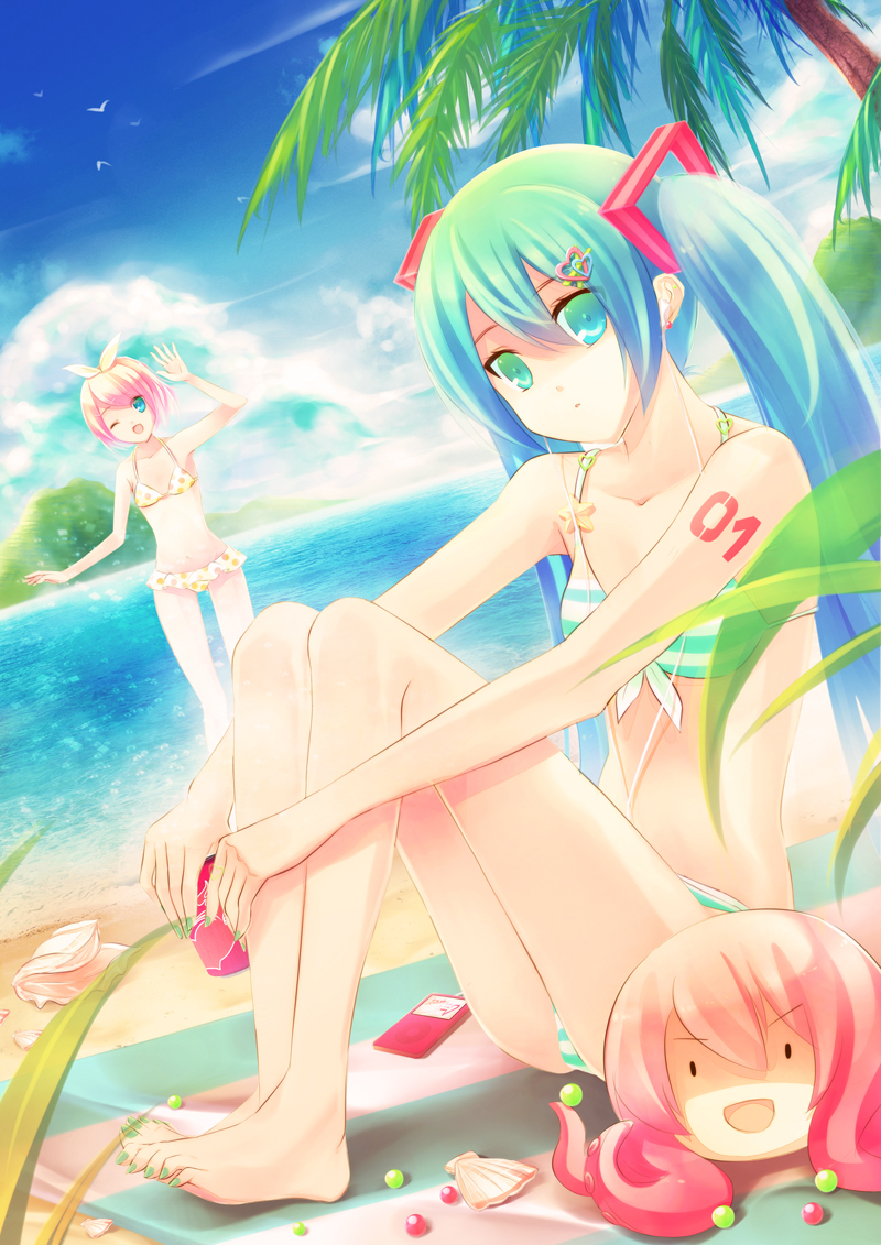 2girls, aqua_hair, bad_id, bad_pixiv_id, barefoot, beach, bikini, blonde_hair