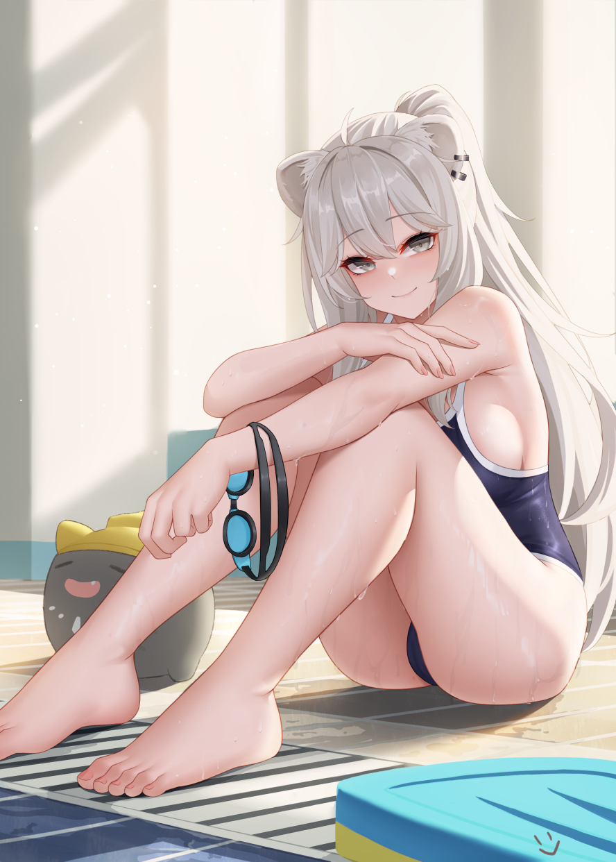 1girl, alternate_costume, animal_ears, backlighting, barefoot, blue_one-piece_swimsuit, breasts, closed_mouth, competition_swimsuit, earrings, feet, goggles, goggles_around_arm, grey_eyes, high_ponytail, highres, hololive, jewelry, knees_up, large_breasts, lion_ears, lion_girl, long_hair, looking_at_viewer, multiple_earrings, one-piece_swimsuit, ponytail, poolside, shishiro_botan, sitting, smile, ssrb_(shishiro_botan), swimsuit, thighs, toes, unworn_goggles, virtual_youtuber, wei_xiao, wet, white_hair