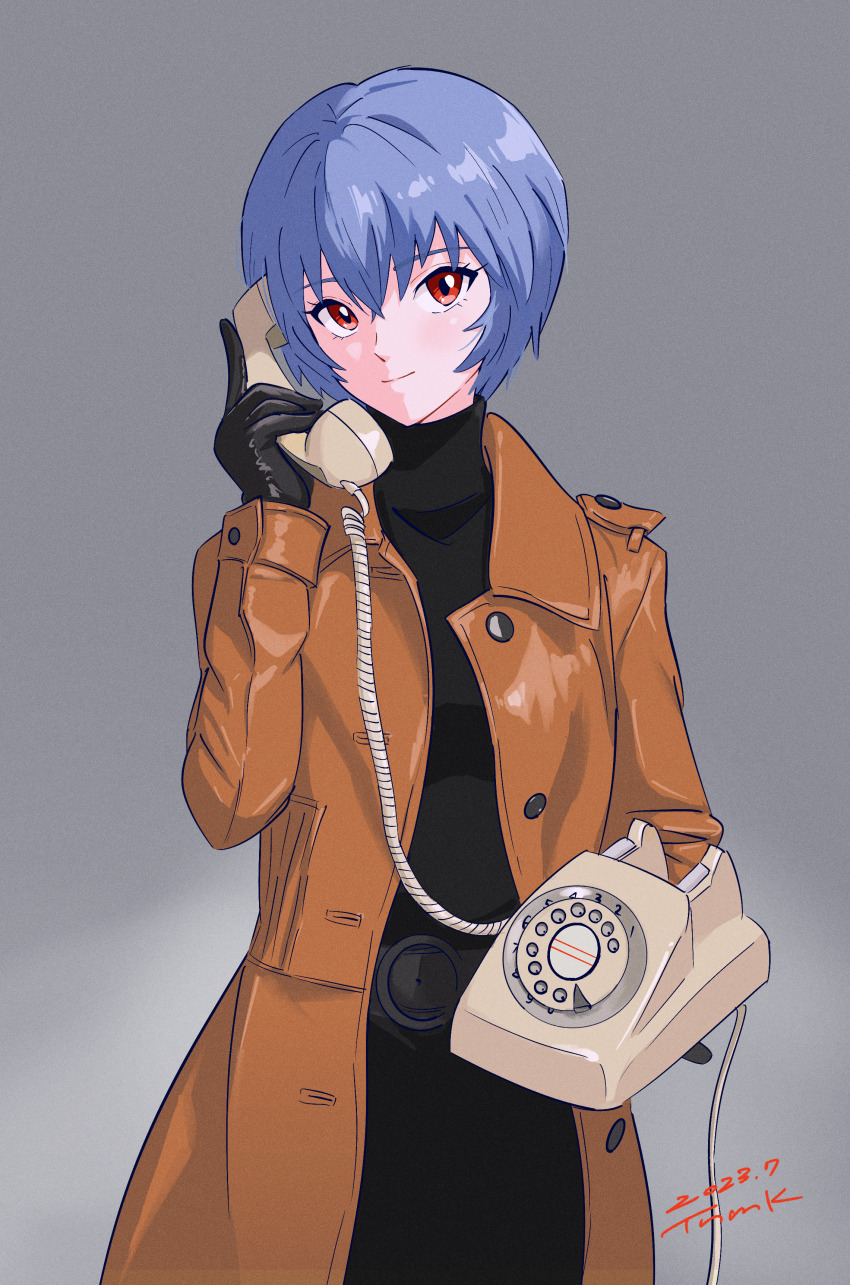 1girl, absurdres, antique_phone, artist_name, ayanami_rei, belt, belt_buckle, black_belt, black_gloves, black_pants, black_sweater, blue_hair, blush, brown_jacket, buckle, cable, closed_mouth, coat, commentary, corded_phone, cosplay, cowboy_shot, dated, evangelion:_3.0+1.0_thrice_upon_a_time, gloves, grey_background, hair_between_eyes, highres, holding, holding_phone, jacket, kamen_rider, leather, leather_jacket, light_blush, light_smile, long_sleeves, looking_at_viewer, midorikawa_ruriko_(cosplay), midorikawa_ruriko_(shin_kamen_rider), neon_genesis_evangelion, open_clothes, open_jacket, pants, phone, rebuild_of_evangelion, red_eyes, rotary_phone, shin_kamen_rider, short_hair, signature, simple_background, smile, solo, standing, sweater, talking_on_phone, trench_coat, tsunemoku, turtleneck, turtleneck_sweater