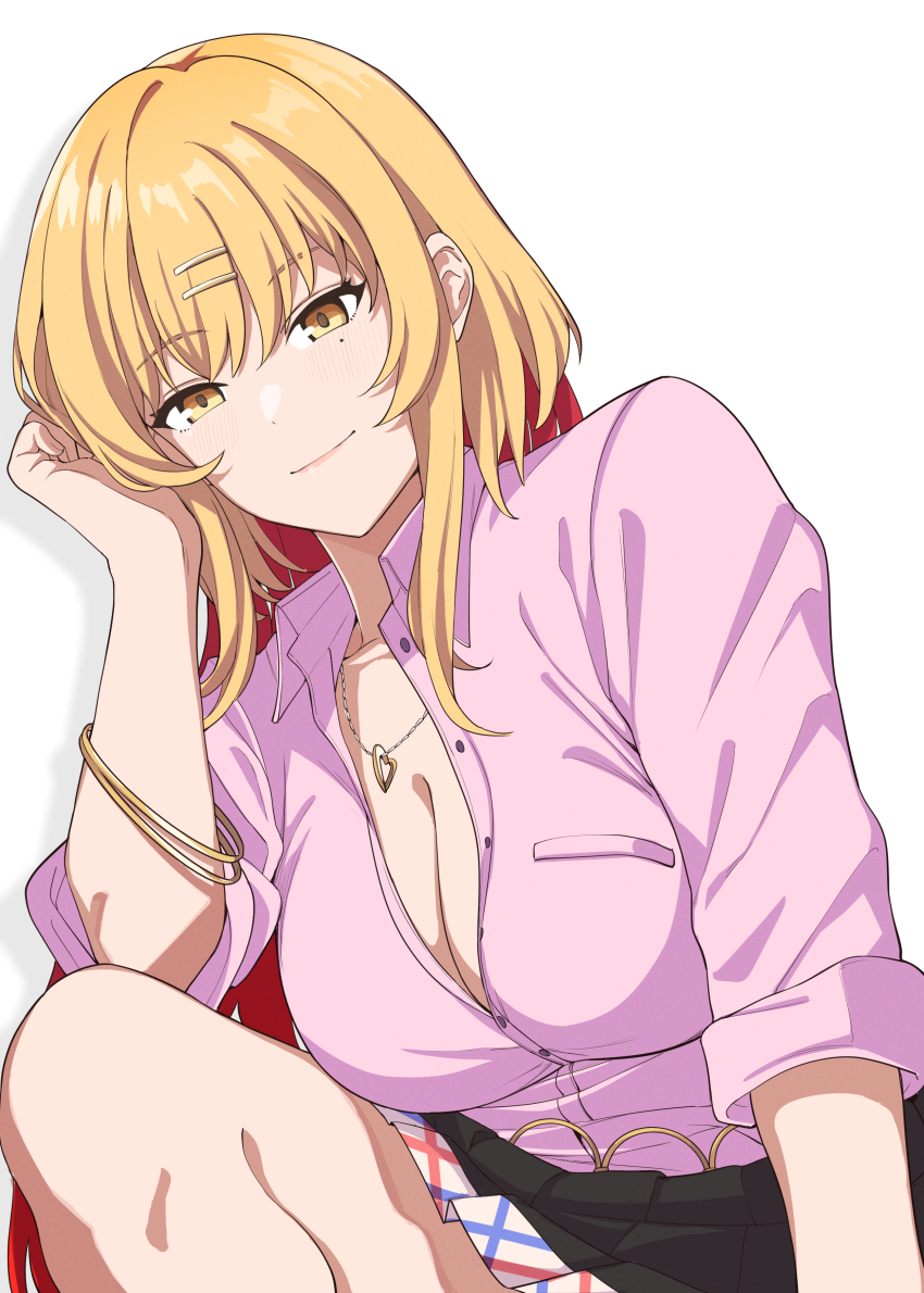 1girl, absurdres, black_skirt, blonde_hair, bracelet, breasts, chain_belt, cleavage, collared_shirt, dress_shirt, hair_ornament, hairclip, highres, jewelry, katagiri_nanase, large_breasts, long_hair, long_sleeves, looking_at_viewer, miniskirt, mole, mole_under_eye, multicolored_hair, necklace, nukigee_mitai_na_shima_ni_sunderu_watashi_wa_dou_surya_ii_desu_ka?, open_clothes, open_shirt, pink_shirt, pleated_skirt, red_hair, shiranami_ryuji, shirt, simple_background, skirt, smile, solo, two-tone_hair, very_long_hair, white_background, wing_collar, yellow_eyes