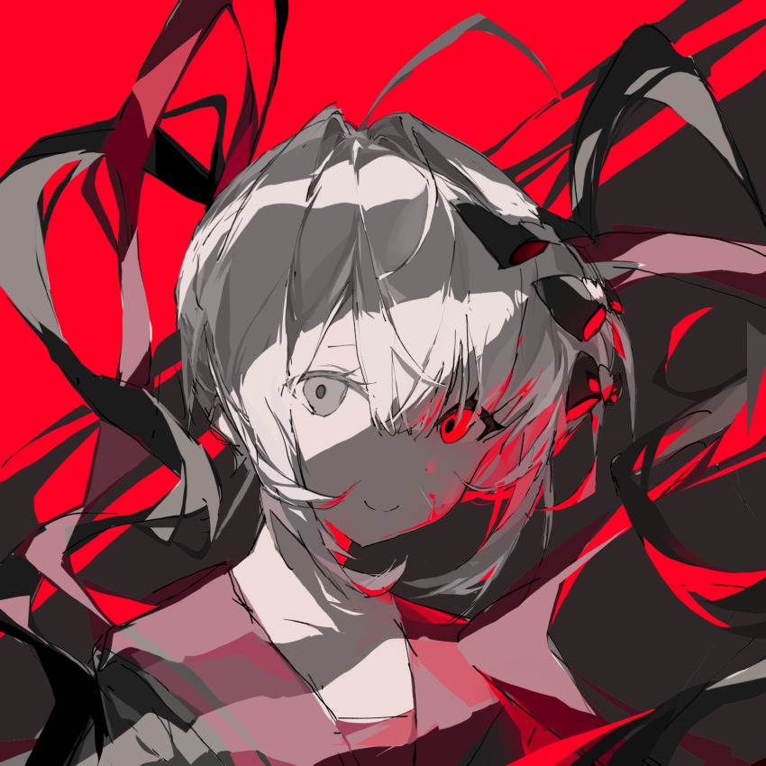 1girl, absurdres, alternate_color, black_bow, black_hair, black_shirt, bow, chinese_commentary, chouzetsusaikawa_tenshi-chan, chouzetsusaikawa_tenshi-chan_(dark_angel), closed_mouth, commentary_request, ee63567857, glowing, grey_eyes, hair_bow, highres, long_hair, looking_at_viewer, multicolored_hair, multiple_hair_bows, needy_girl_overdose, official_alternate_costume, quad_tails, red_eyes, red_hair, red_sailor_collar, sailor_collar, shirt, smile, solo, twintails, upper_body