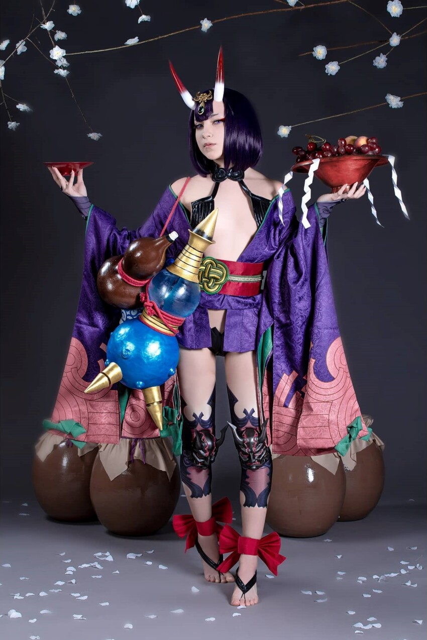 1girl, bare_shoulders, breasts, cosplay, fate/grand_order, fate_(series), feet, female_focus