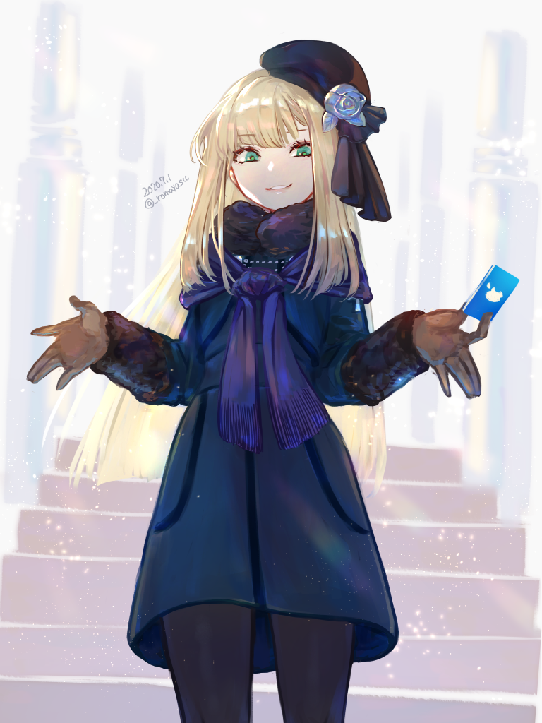 1girl, \||/, apple_inc., artist_name, black_hat, blonde_hair, blue_jacket, brown_gloves, card, cowboy_shot, dated, double_\||/, dress, fate/grand_order, fate_(series), flower, fur_collar, gloves, green_eyes, hair_ornament, hat, holding, holding_card, jacket, long_hair, long_sleeves, looking_at_viewer, lord_el-melloi_ii_case_files, pantyhose, parted_lips, reines_el-melloi_archisorte, romayasu, smile, solo, stairs, teeth, tilted_headwear, white_background, ||/
