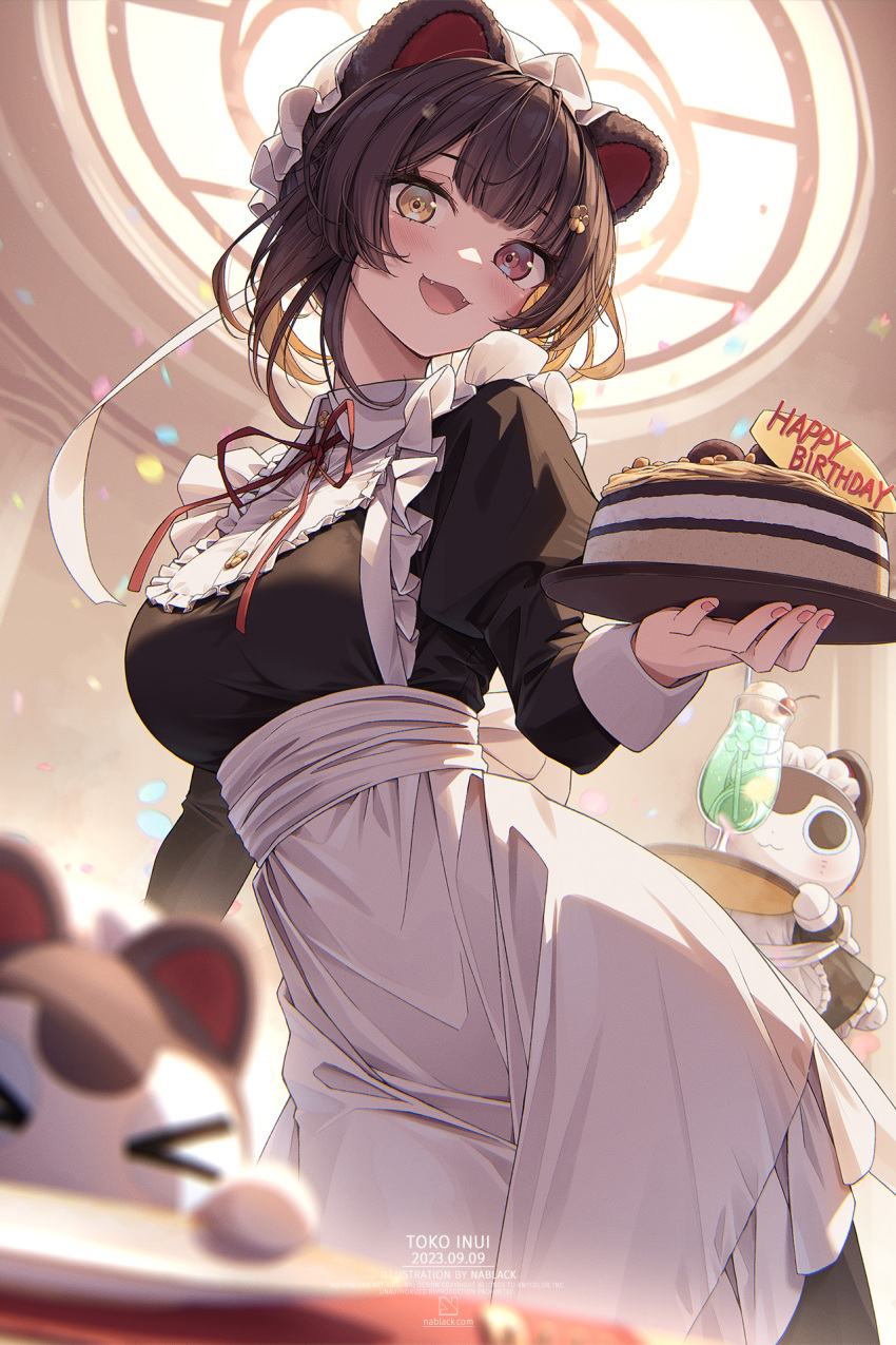 >_<, 1girl, apron, artist_name, birthday_cake, black_dress, blunt_bangs, blush, breasts, brown_hair, cake, character_name, confetti, cup, dress, drinking_glass, drinking_straw, fangs, food, happy_birthday, heterochromia, highres, holding, holding_tray, inui_toko, inui_toko_(western_maid), kuro-kun_(nablack), large_breasts, light_particles, looking_at_viewer, maid, maid_headdress, neck_ribbon, nijisanji, open_mouth, red_eyes, red_ribbon, ribbon, sidelocks, smile, standing, tray, virtual_youtuber, waist_apron, white_apron, wrist_cuffs, yellow_eyes