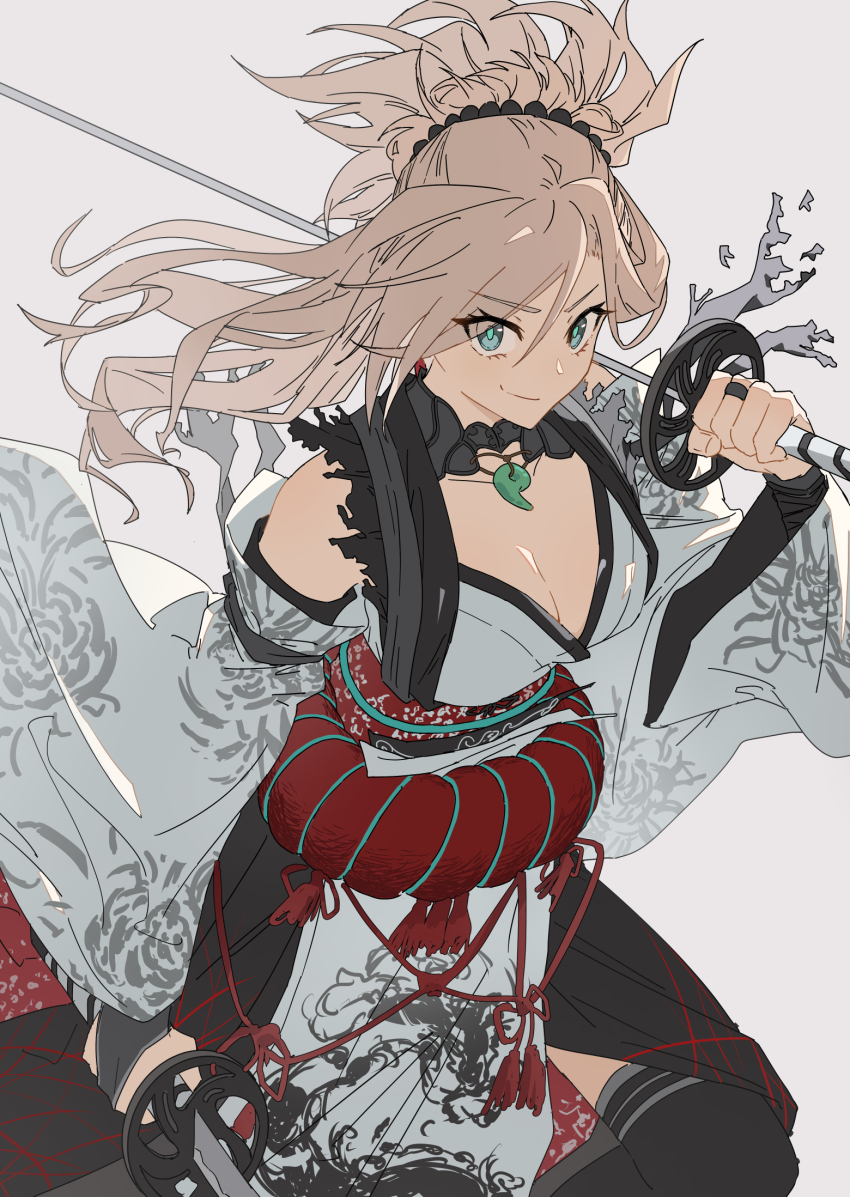 1girl, black_thighhighs, breasts, bridal_gauntlets, cleavage, closed_mouth, commentary_request, detached_sleeves, dual_wielding, fate/samurai_remnant, fate_(series), floating_hair, green_eyes, grey_background, grey_hair, highres, holding, holding_sword, holding_weapon, japanese_clothes, jewelry, katana, kimono, large_breasts, long_hair, looking_at_viewer, magatama, magatama_necklace, miyamoto_musashi_(fate), miyamoto_musashi_(woman_of_niten_ichiryuu)_(fate), necklace, ponytail, simple_background, smile, solo, sword, thighhighs, weapon, white_kimono, wide_sleeves, yu_yin