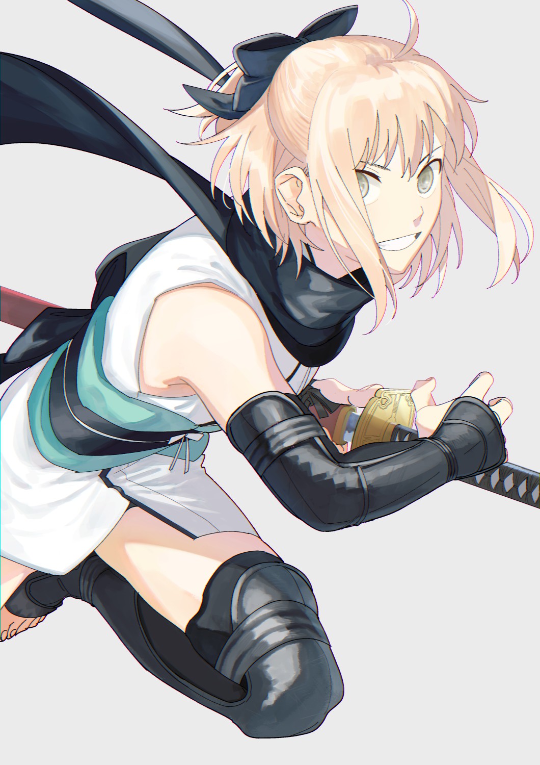 1girl, black_bow, black_sleeves, black_thighhighs, blonde_hair, bow, detached_sleeves, fate_(series), grey_eyes, grin, hair_between_eyes, hair_bow, highres, holding, holding_sheath, japanese_clothes, katana, kimono, koha-ace, long_sleeves, noz_2to, okita_souji_(fate), okita_souji_(koha-ace), okita_souji_(second_ascension)_(fate), running, sheath, short_hair_with_long_locks, short_kimono, side_slit, sidelocks, sleeveless, sleeveless_kimono, smile, solo, sword, thighhighs, unsheathing, weapon, white_kimono, zettai_ryouiki