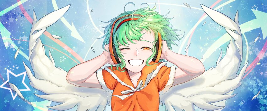 1girl, absurdres, blue_background, bow, bowtie, breasts, chunithm, commentary, feathered_wings, floating_hair, freedom_dive, fur-trimmed_shirt, fur_trim, green_hair, grin, hands_on_headphones, headphones, highres, looking_at_viewer, one_eye_closed, orange_eyes, orange_shirt, rapo_01, shirt, short_hair, short_sleeves, sky_feather_(chunithm), small_breasts, smile, solo, star_(symbol), upper_body, white_bow, white_bowtie, white_wings, wind, wings