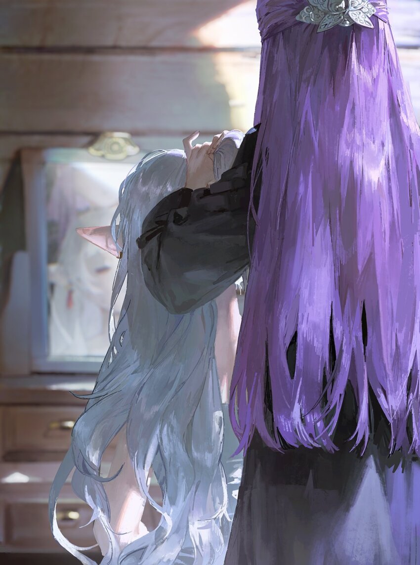 2girls, =_=, black_robe, closed_eyes, fern_(sousou_no_frieren), frieren, from_behind, grey_hair