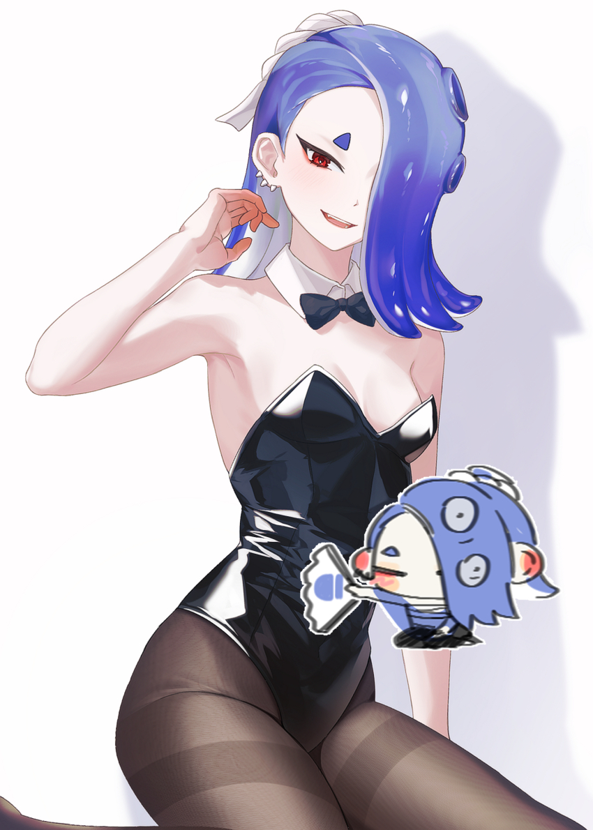 1girl, bare_shoulders, black_bow, black_leotard, blue_hair, bow, breasts, chibi, chibi_inset, cleavage, collar, commentary_request, detached_collar, folding_fan, hair_over_one_eye, hand_fan, hd_rock, highres, korean_commentary, leotard, medium_hair, nintendo, octoling, open_mouth, pantyhose, playboy_bunny, red_eyes, shiver_(splatoon), simple_background, sitting, small_breasts, solo, splatoon_(series), splatoon_3, teeth, tentacle_hair, upper_teeth_only, white_background, white_collar