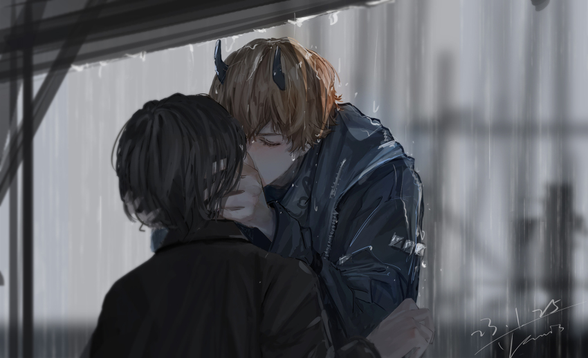 2boys, black_shirt, blonde_hair, blue_horns, blue_jacket, blue_shirt, blurry, blurry_background, blush, chinese_commentary, chuantangfeng_draft, collared_shirt, commandant_(pgr), commentary, dated, hand_on_another's_cheek, hand_on_another's_face, head_grab, highres, hood, hood_down, hooded_jacket, horns, jacket, kiss, lee_(pgr), multiple_boys, official_alternate_costume, oni_horns, punishing:_gray_raven, rain, shirt, short_hair, signature, small_horns, taking_shelter, turtleneck, turtleneck_shirt, wet, wet_clothes, wet_hair, yaoi, zipper