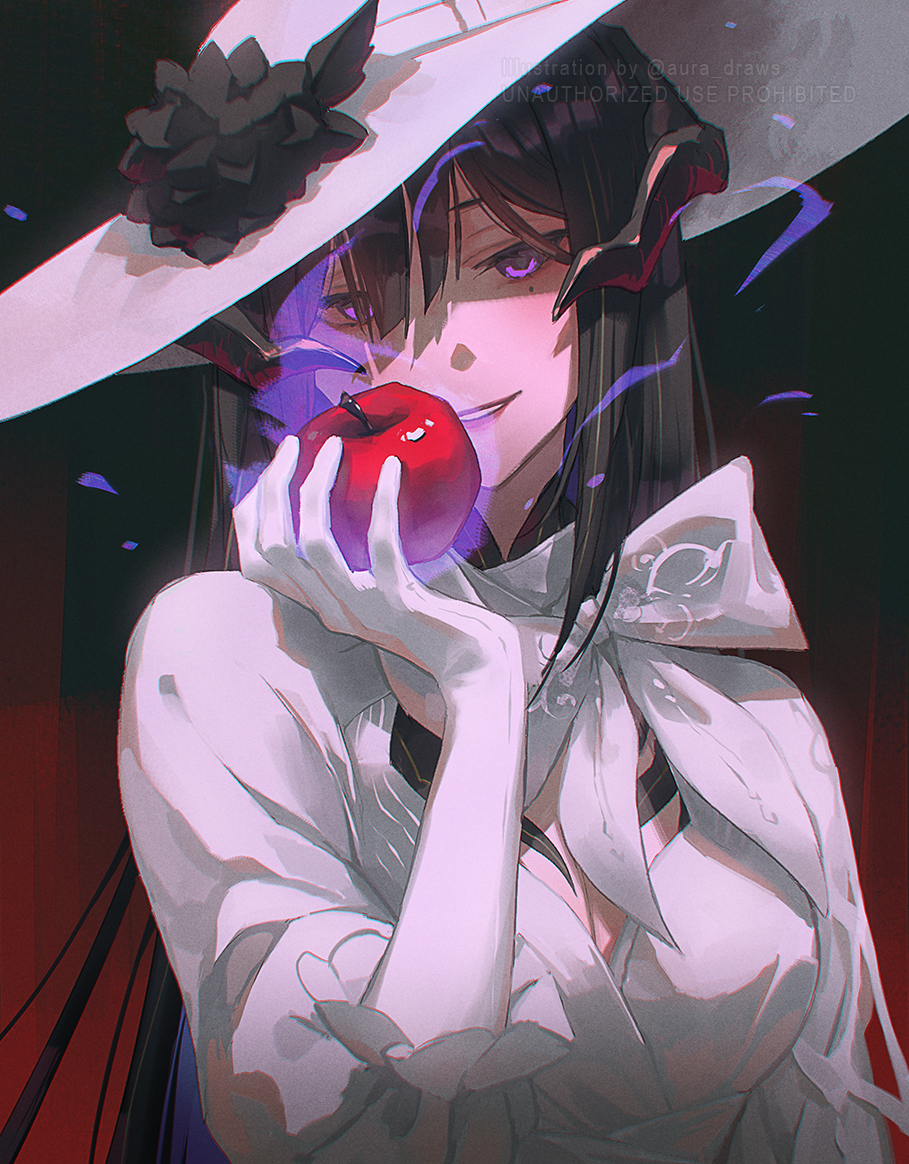 1girl, apple, aura_draws, black_background, black_flower, black_hair, breasts, cape, cleavage, commentary, the_dahlia_(honkai:_star_rail), dress, elbow_gloves, english_commentary, fire, flower, food, fruit, gloves, gradient_background, hat, hat_flower, holding, holding_food, holding_fruit, honkai:_star_rail, honkai_(series), horns, long_hair, looking_at_viewer, medium_breasts, mixed-language_commentary, purple_eyes, purple_fire, red_background, smile, solo, upper_body, white_cape, white_dress, white_gloves, white_hat