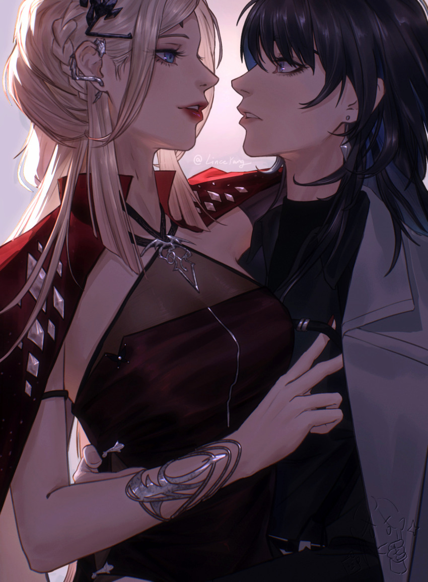 2girls, arm_around_another's_waist, arm_around_shoulder, black_hair, black_shirt, blonde_hair, blue_eyes, bracelet