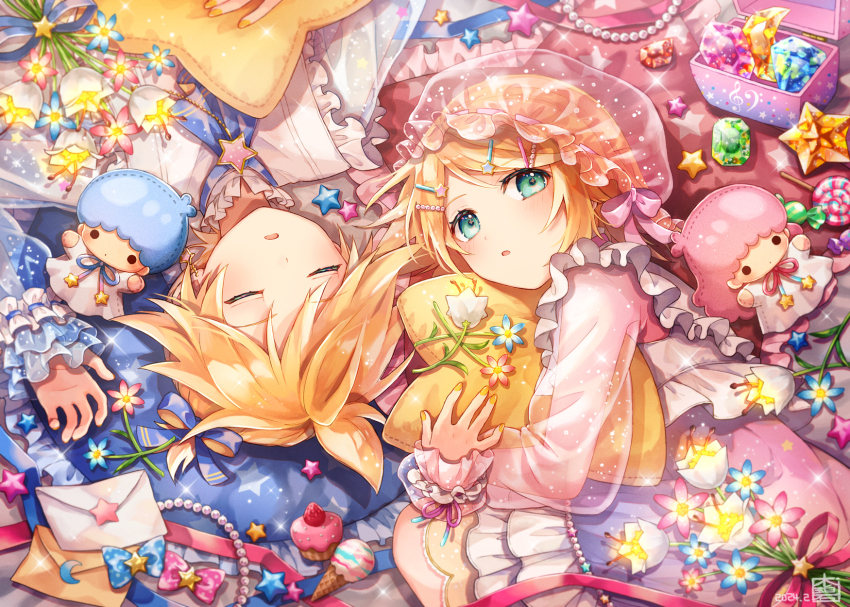 1boy, 1girl, aqua_eyes, bass_clef, bead_necklace, beads, bed_sheet, blonde_hair
