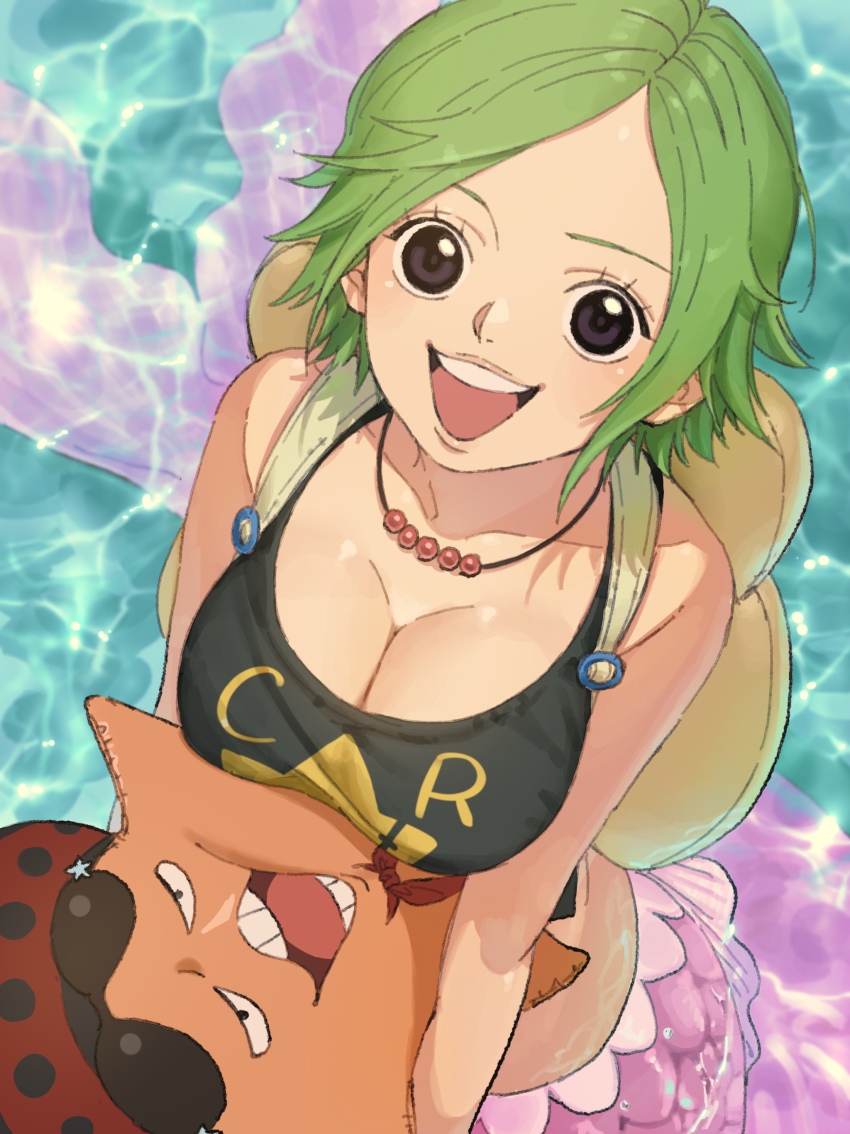 1girl, absurdres, backpack, bag, bare_shoulders, black_tank_top, breasts, camie_(one_piece), cleavage, collarbone, commentary, eyewear_on_head, from_above, green_hair, hat, highres, holding, jewelry, large_breasts, looking_at_viewer, looking_up, mermaid, monster_girl, necklace, one_piece, open_mouth, pappug, scales, short_hair, smile, starfish, sunglasses, tank_top, urasanmyaku, water