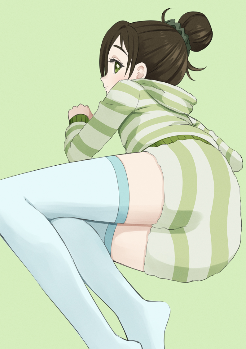 1girl, ass, brown_hair, clenched_hand, dekiru_neko_wa_kyou_mo_yuuutsu, easy_(aqk7bdqt), fukuzawa_saku, green_background