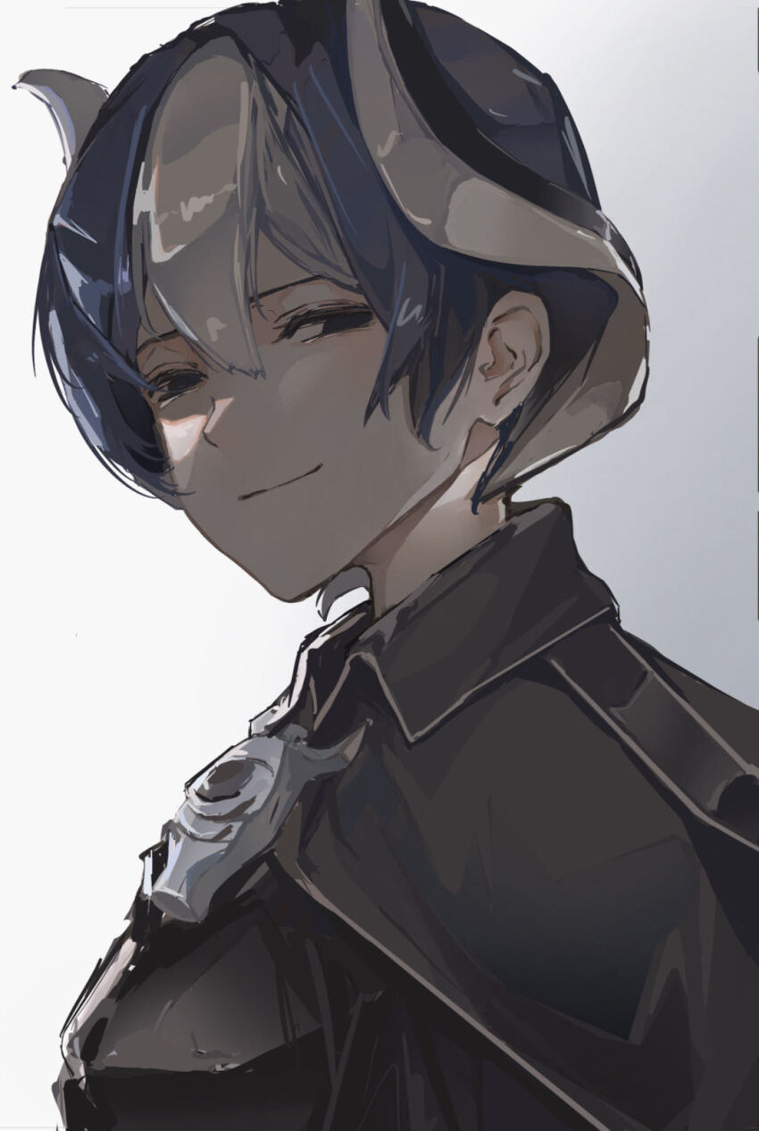 1girl, black_cloak, black_eyes, black_hair, black_jacket, chinese_commentary, chuantangfeng_draft, cloak, collared_cloak, commentary_request, from_side, hair_between_eyes, half-closed_eyes, highres, jacket, looking_at_viewer, made_in_abyss, multicolored_hair, no_pupils, ozen, portrait, short_hair, simple_background, smile, solo, two-tone_hair, whistle, whistle_around_neck, white_background, white_hair