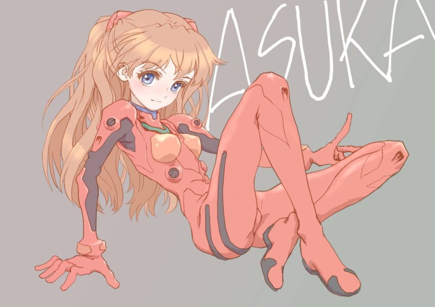 1girl, ass, blue_eyes, bodysuit, breasts, brown_hair, character_name, closed_mouth, full_body, grey_background, hea-san, long_hair, looking_ahead, mecha_pilot_suit, neon_genesis_evangelion, plugsuit_(evangelion), red_bodysuit, shiny_clothes, simple_background, smile, solo, souryuu_asuka_langley, v, very_long_hair, wide_hips