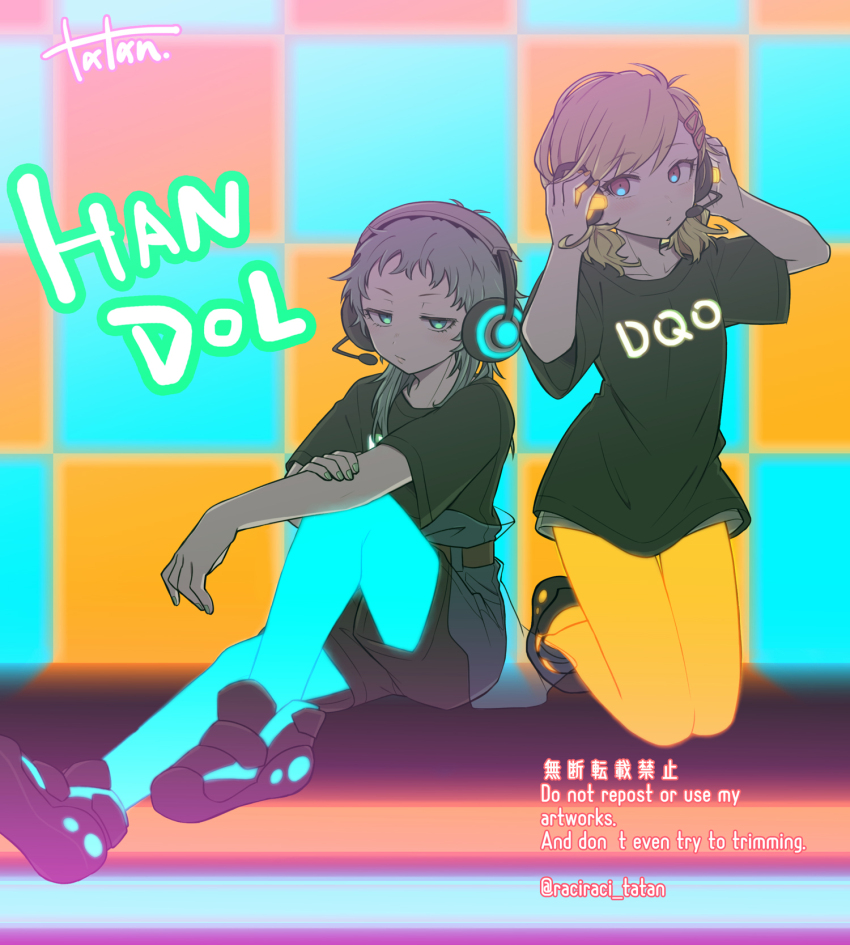 1other, 2others, alternate_costume, androgynous, antenna_hair, blonde_hair, bow, full_body, gnosia, hair_between_eyes, hair_ornament, hairclip, headphones, highres, looking_at_viewer, multiple_others, other_focus, pants, raciraci_tatan, raqio, red_eyes, setsu_(gnosia), short_hair, smile