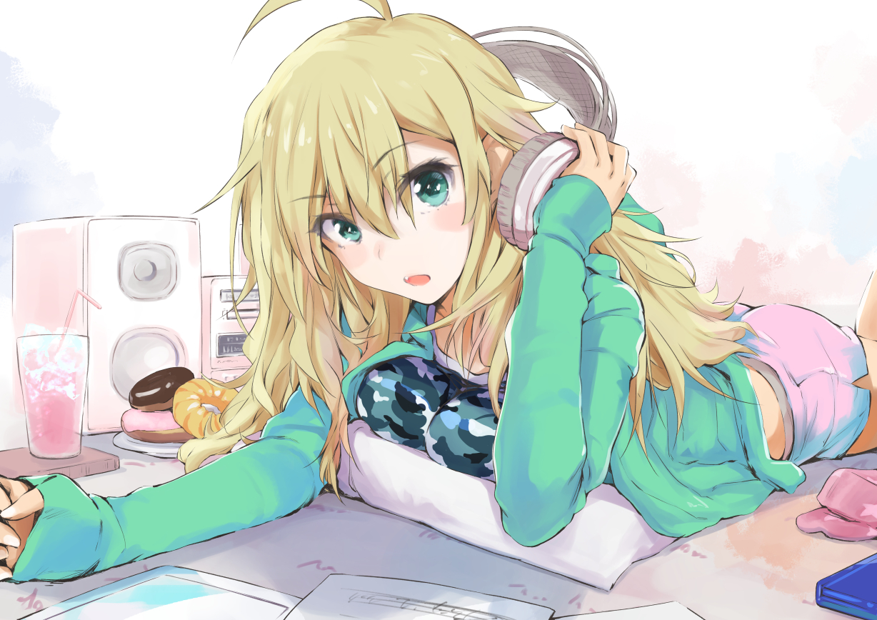 aqua_eyes, blonde_hair, drink, fang, headphones, hoshii_miki, idolmaster, kiriyama, long_hair, shorts