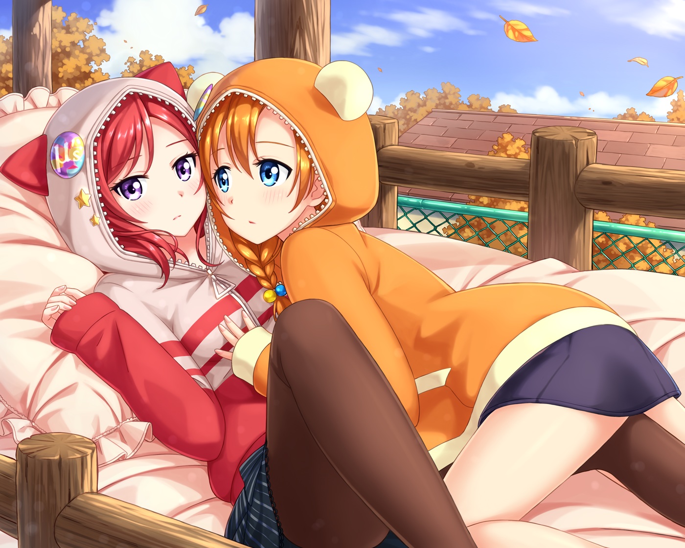 2girls, bed, blush, hood, kousaka_honoka, leaves, love_live!_school_idol_project, nishikino_maki