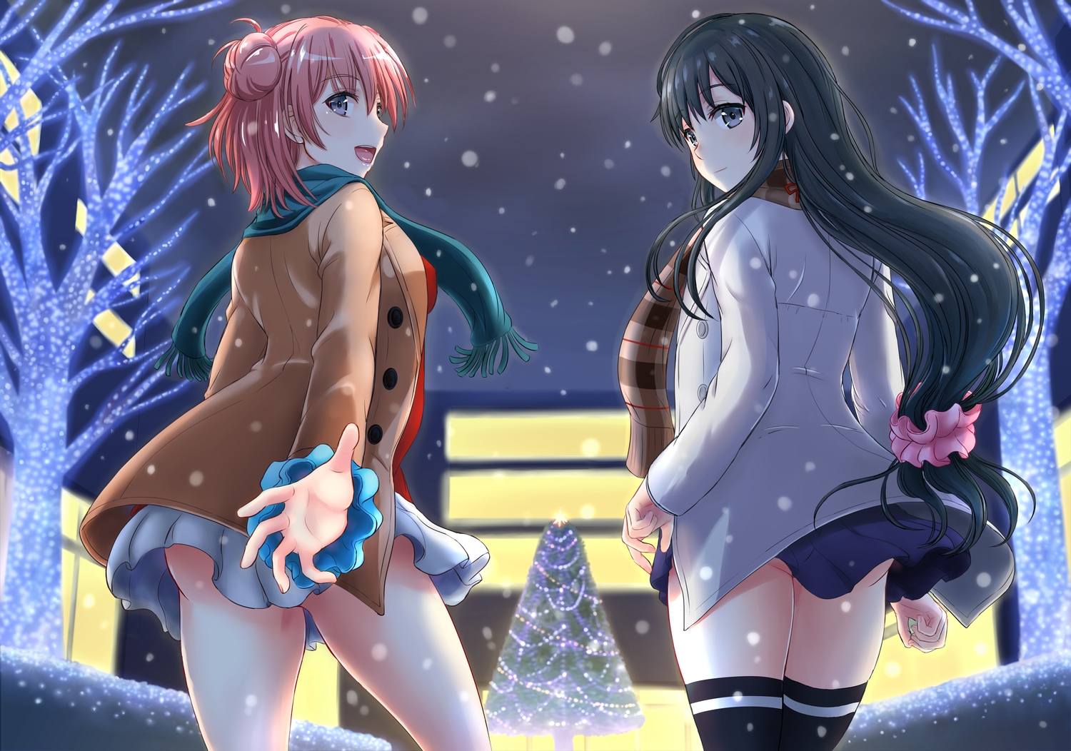 2girls, aliasing, ass, black_hair, building, christmas, city, gray_eyes, inanaki_shiki, long_hair, pink_hair, scarf, school_uniform, short_hair, snow, thighhighs, tree, winter, yahari_ore_no_seishun_love_come_wa_machigatteiru., yuigahama_yui, yukinoshita_yukino