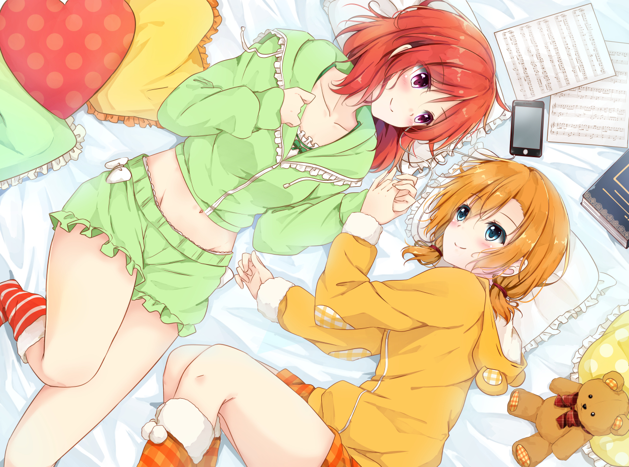 2girls, aliasing, aqua_eyes, headphones, hood, kousaka_honoka, love_live!_school_idol_project, music, nishikino_maki, orange_hair, pajamas, paper, phone, pink_eyes, red_hair, shiina_kuro, short_hair, shorts, shoujo_ai, socks, teddy_bear, twintails