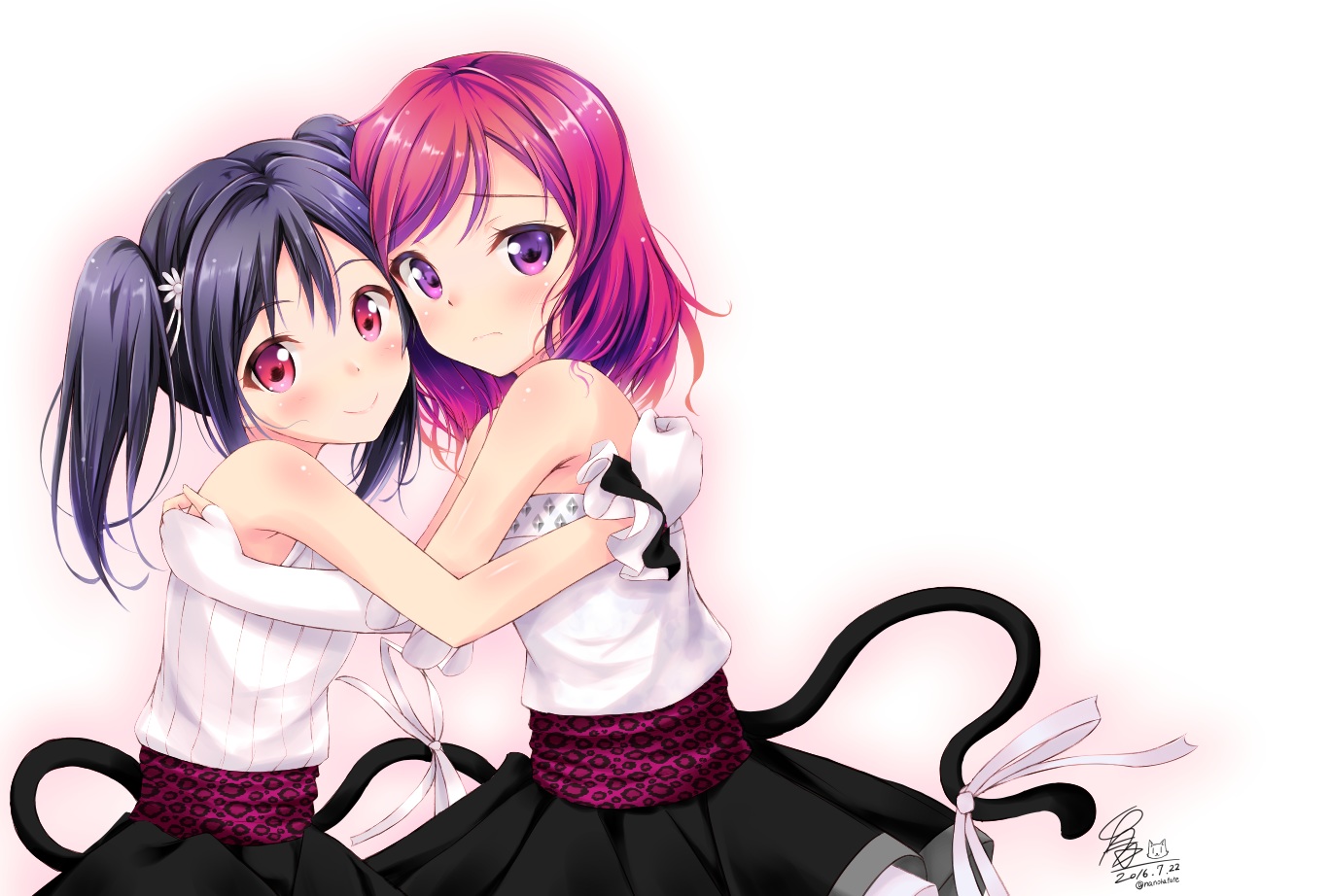 2girls, aliasing, black_hair, elbow_gloves, gloves, hug, kouzuki_hajime, love_live!_school_idol_project, nishikino_maki, purple_eyes, red_eyes, red_hair, short_hair, shoujo_ai, skirt, tail, yazawa_nico