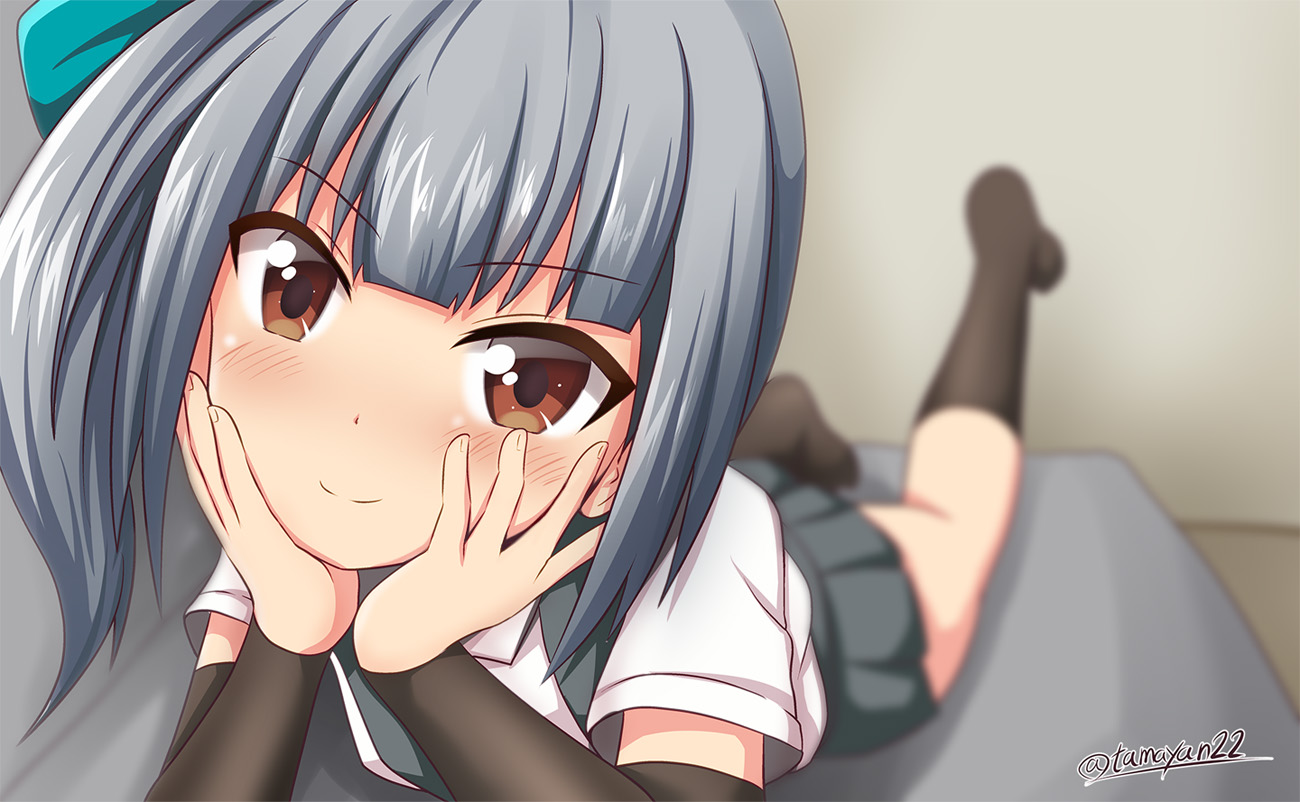 anthropomorphism, brown_eyes, close, gray_hair, jpeg_artifacts, kantai_collection, kasumi_(kancolle), kneehighs, short_hair, signed, socks, tamayan