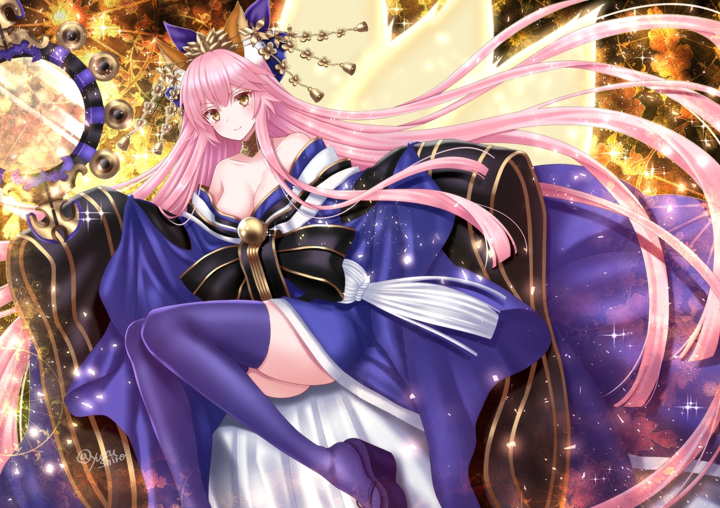 aliasing, animal_ears, bell, bow, breasts, cleavage, fate/grand_order, fate_(series), foxgirl, japanese_clothes, kimono, long_hair, mirror, multiple_tails, pink_hair, signed, tail, tamamo_no_mae_(fate), yellow_eyes, yuzushiro