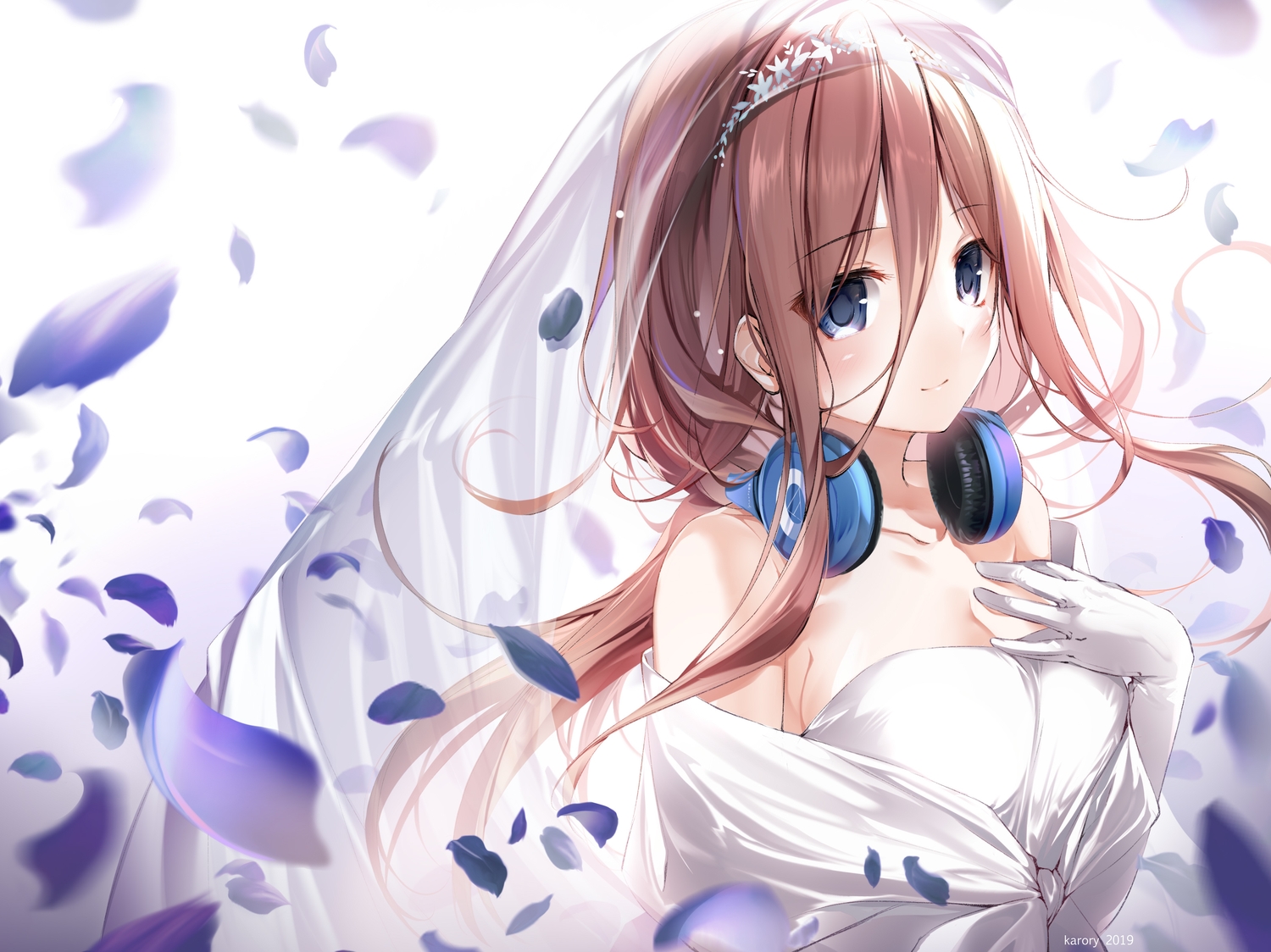 blue_eyes, breast_hold, breasts, brown_hair, cleavage, go-toubun_no_hanayome, headdress, headphones