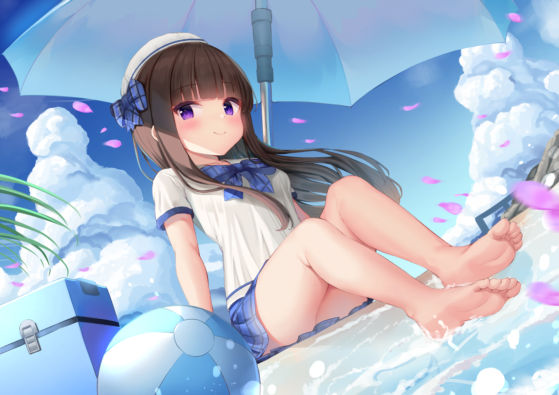 aliasing, bachibachi_(tisen), ball, barefoot, beach, blush, bow, brown_hair, clouds, hat, ipass, long_hair, purple_eyes, school_uniform, skirt, sky, umbrella, water, xiao_pa