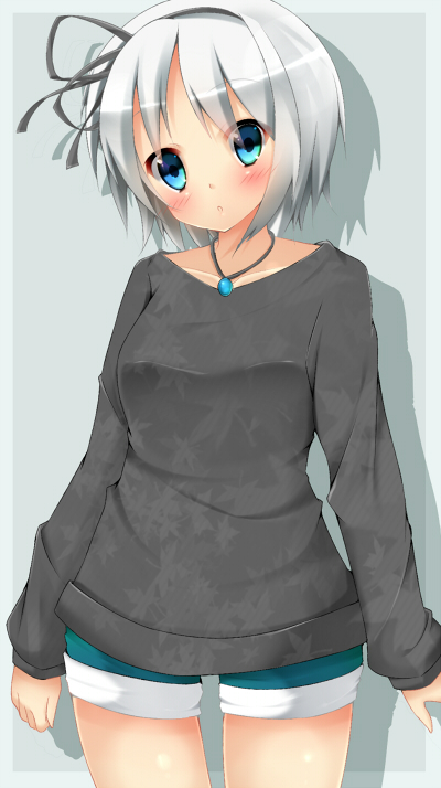 1girl, alza, aqua_eyes, casual, jewelry, konpaku_youmu, necklace, shameimaru_aya, silver_bell_(artist), solo, touhou