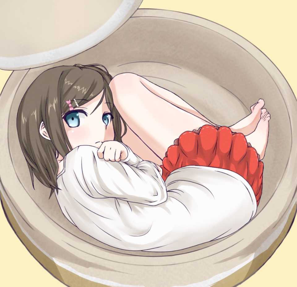 1girl, barefoot, blue_eyes, casual, fetal_position, hentai_ouji_to_warawanai_neko, in_container, kappougi