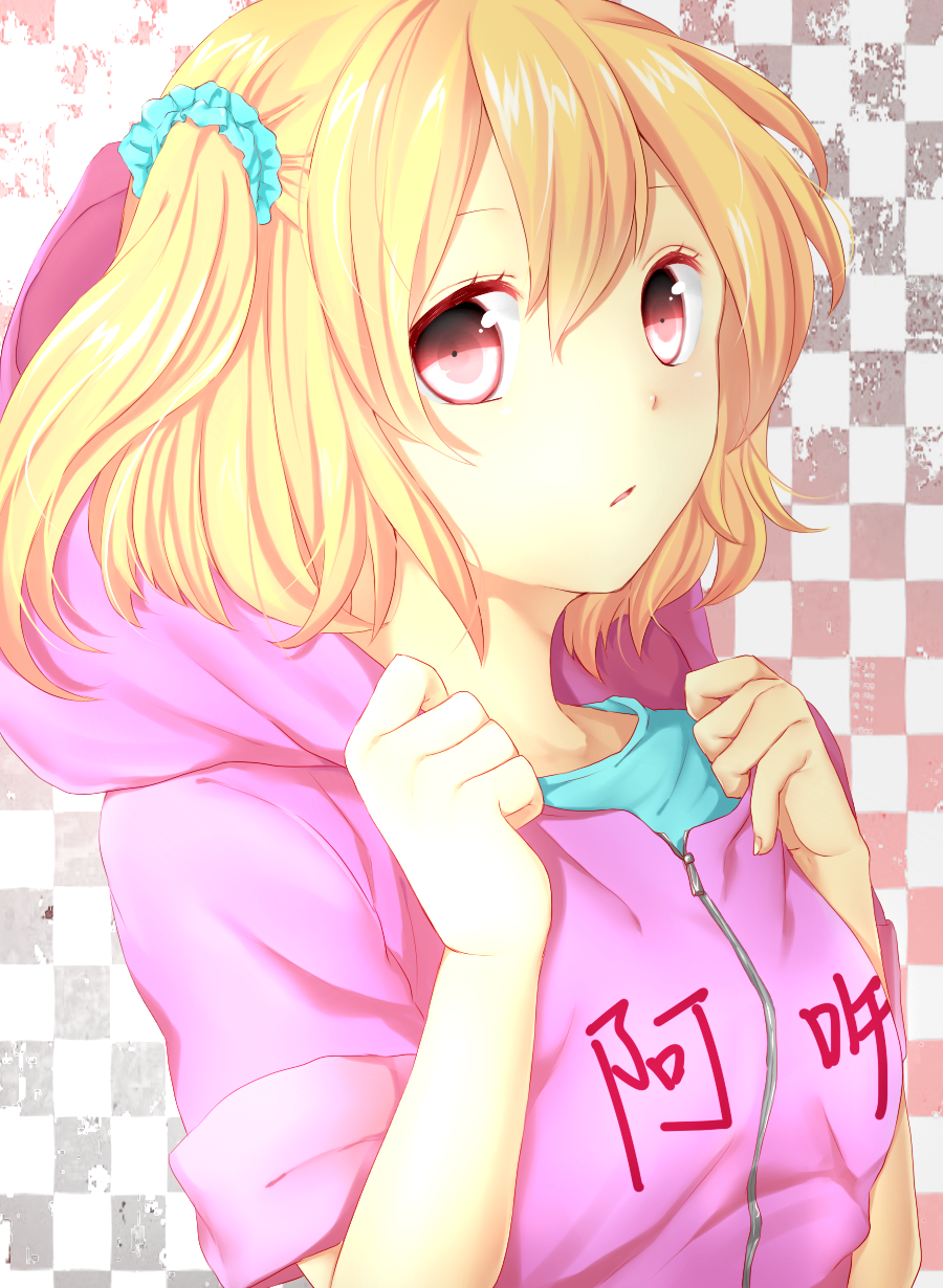 1girl, amaoto_sanba, blonde_hair, checkered, checkered_background, clothes_writing, highres, hoodie, kagerou_project, kisaragi_attention_(vocaloid), kisaragi_momo, looking_at_viewer, red_eyes, short_hair, side_ponytail, tagme, vocaloid, zipang_(anime)