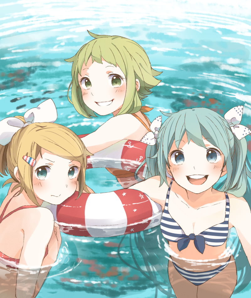 3girls, aqua_eyes, aqua_hair, bikini, blonde_hair, green_eyes, green_hair, grin
