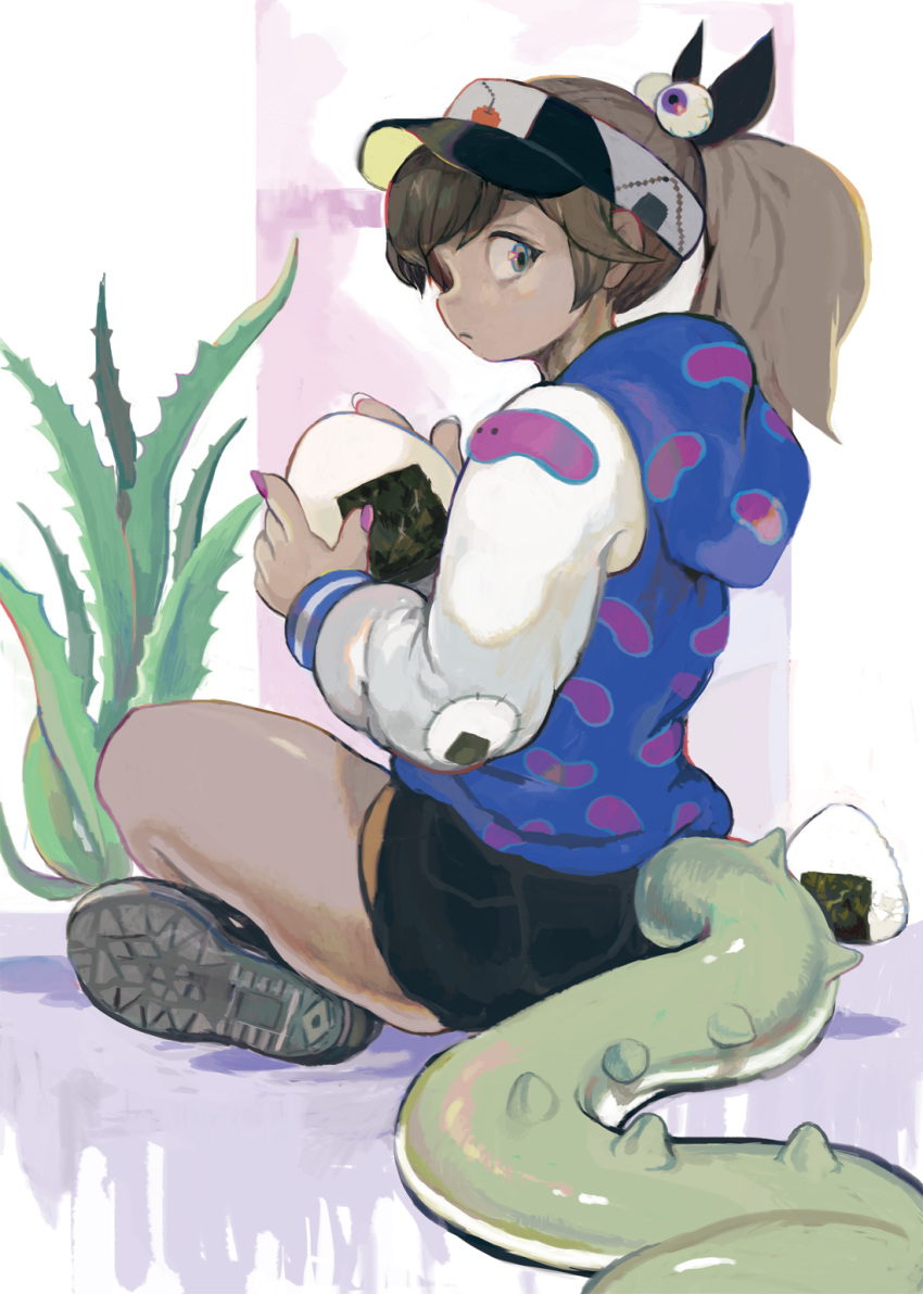 1girl, blue_eyes, bow, elbow_patches, eyeball, food, hair_bobbles, hair_bow, hair_ornament, highres, honenoumi, hoodie, indian_style, lizard_tail, looking_back, minigirl, nail_polish, onigiri, plant, shoes, shorts, sitting, sneakers, tail, tail_through_clothes, visor_cap