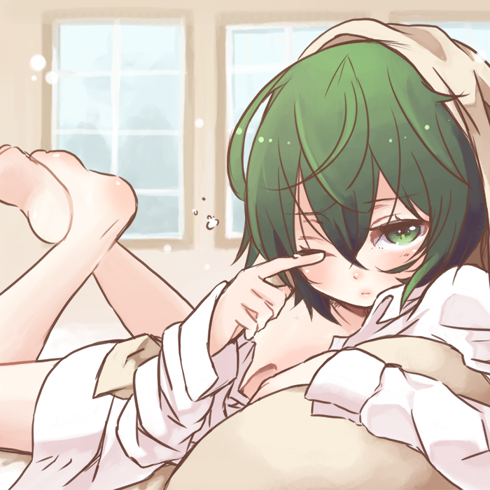 1girl, bed, green_eyes, green_hair, kino, kino_no_tabi, morimaiko, reverse_trap, shirt, solo, tomboy, white_shirt, window, wink