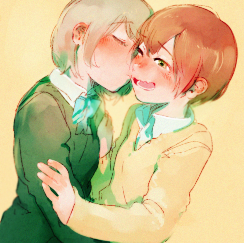 2girls, blush, bow, brown_hair, closed_eyes, hoshizora_rin, kiss, koizumi_hanayo
