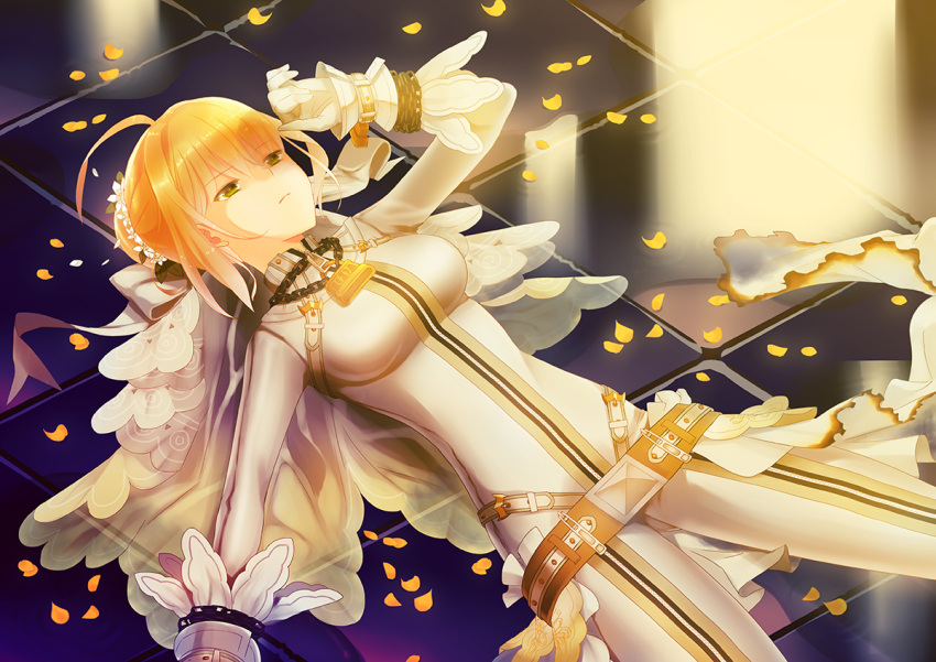 1girl, ahoge, blonde_hair, bodysuit, fate/extra_ccc, fate_(series), gloves, green_eyes