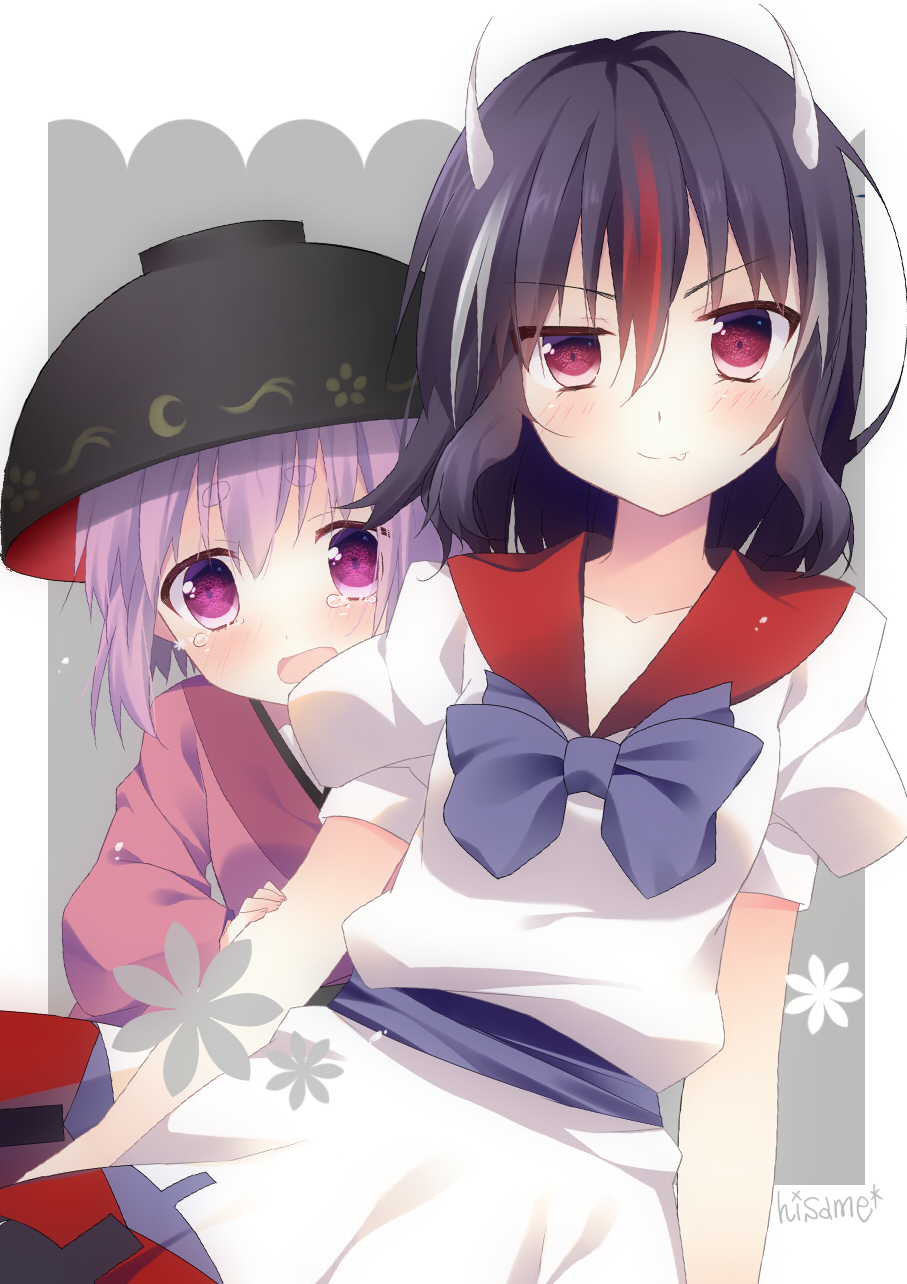 2girls, artist_name, black_hair, bow, bowl, dress, hat, highres, hisame_(nekousatan), horns, japanese_clothes, kijin_seija, kimono, looking_at_viewer, minigirl, multicolored_hair, multiple_girls, obi, purple_hair, red_eyes, redhead, sash, short_hair, smile, streaked_hair, sukuna_shinmyoumaru, tears, touhou, violet_eyes, white_hair