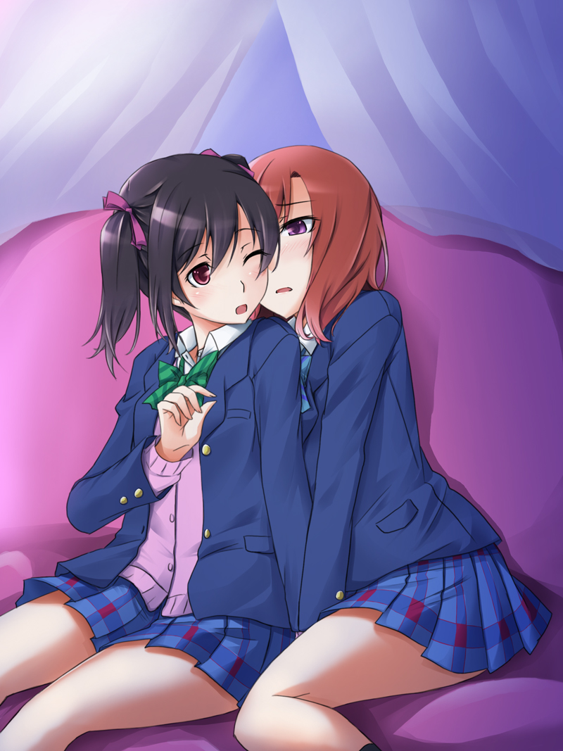 2girls, black_hair, love_live!_school_idol_project, multiple_girls, nishikino_maki, one_eye_closed, redhead, ribi