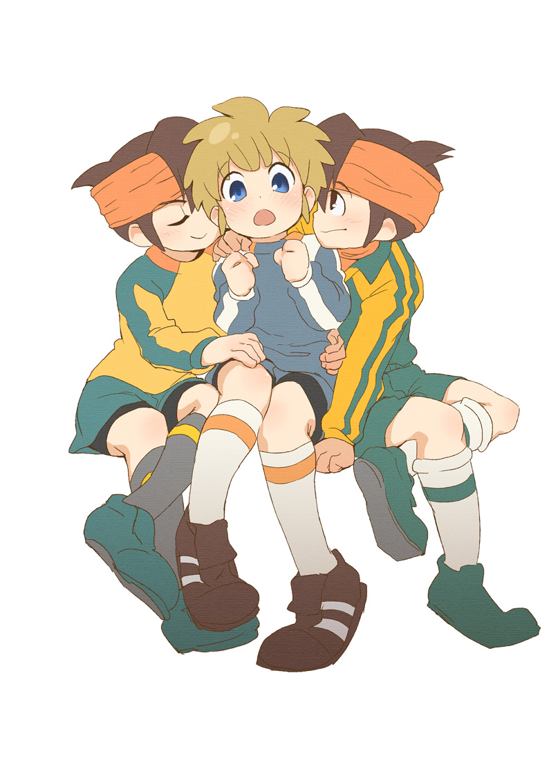 3boys, blue_eyes, blush, boy_sandwich, brown_hair, clone, endou_mamoru, inazuma_eleven