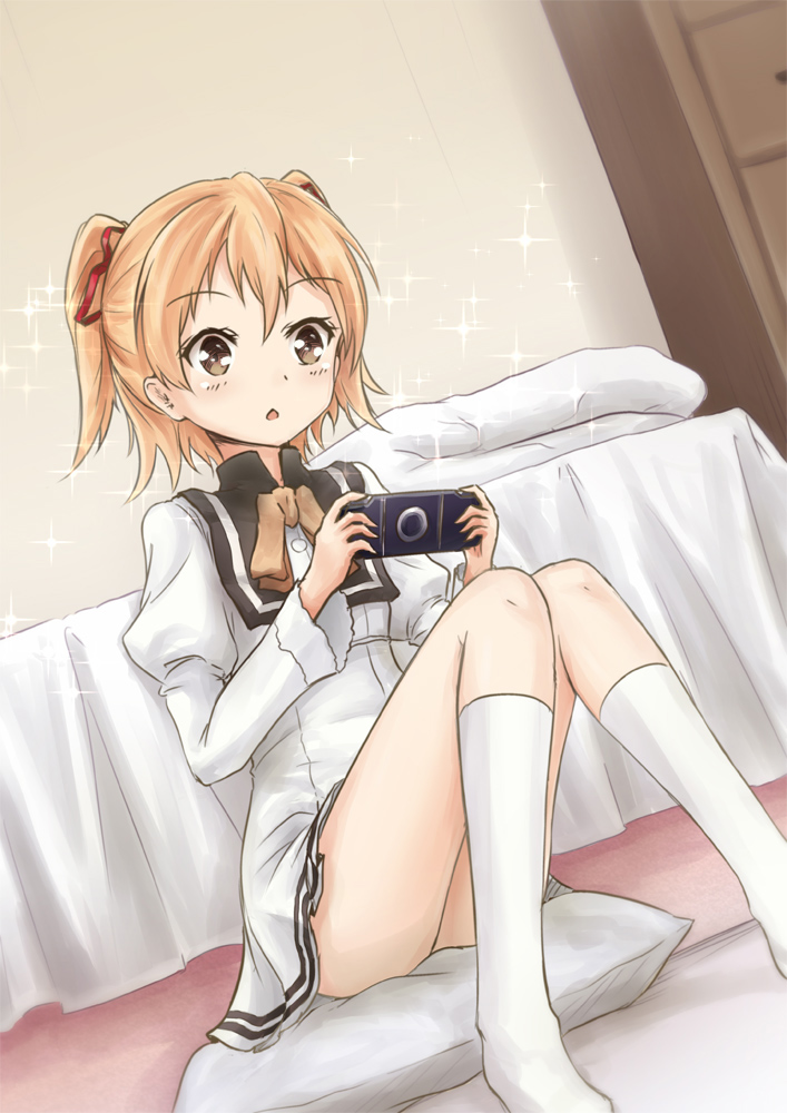 1girl, asakurashinji, bed, ore_ga_ojou-sama_gakkou_ni_"shomin_sample"_toshite_rachirareta_ken, pillow, playing_games, playstation_portable, sailor_dress, school_uniform, short_hair, sitting, socks, solo, sparkle, tenkuubashi_aika, two_side_up