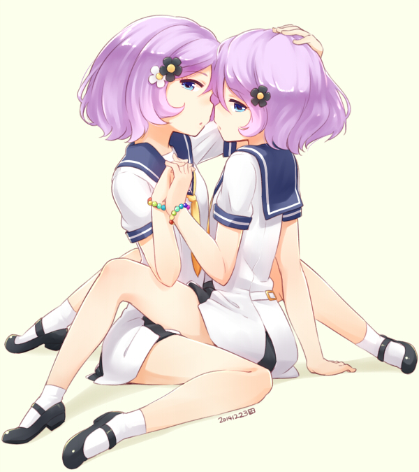2girls, blue_eyes, blush, bracelet, hand_on_head, interlocked_fingers, jewelry, karakuri_futaba